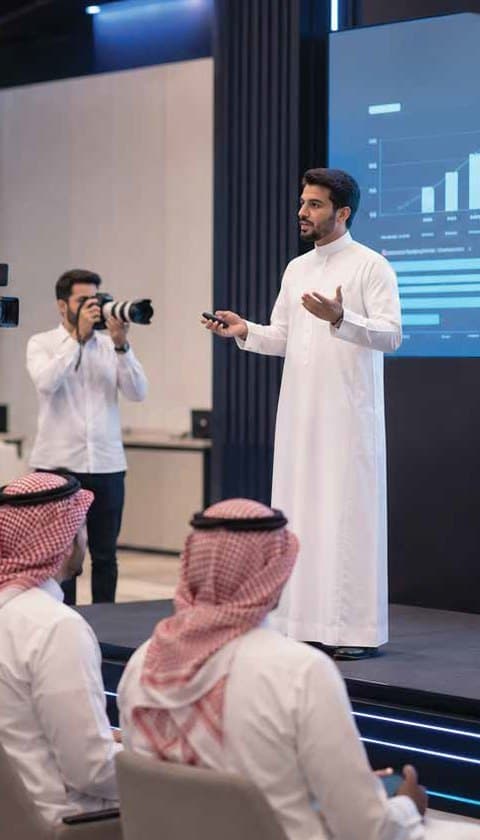 متحدث على منصة المنتدى